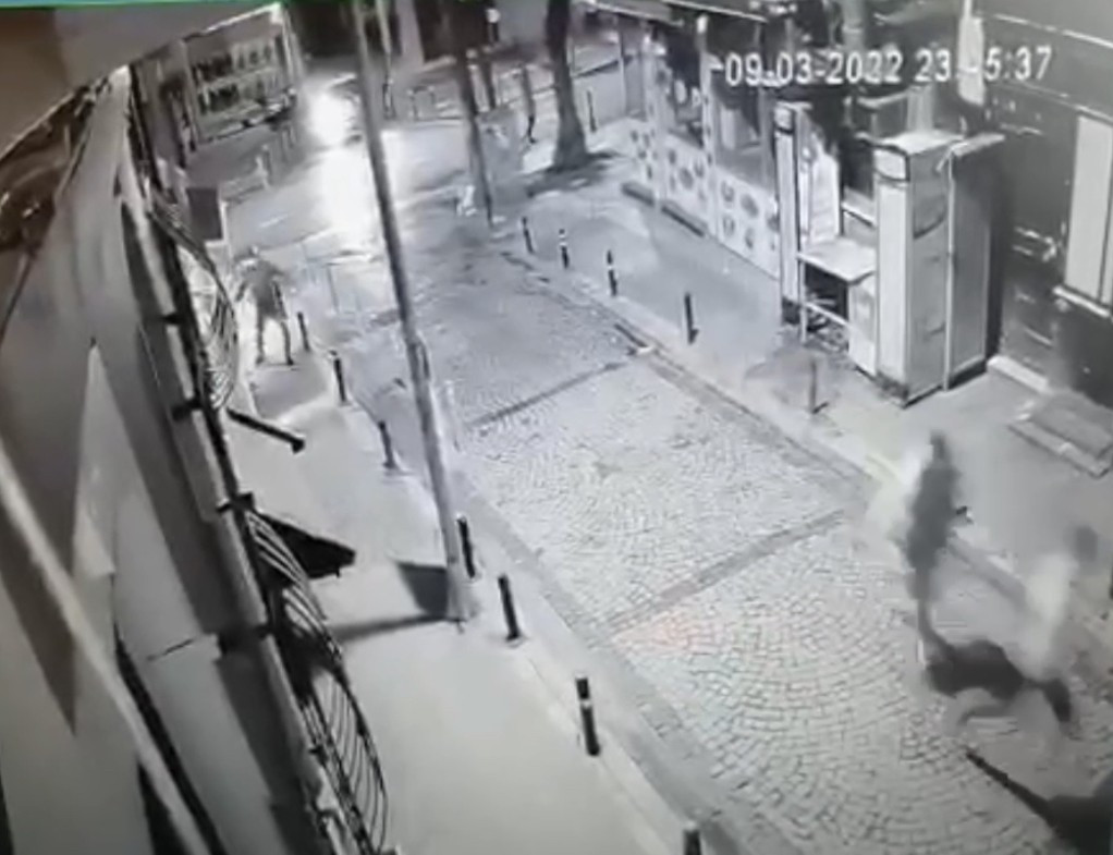 Arkadaşını öldüresiye döven gruba silahla saldırdı. O anlar anbean kameralara yansıdı - Resim : 2