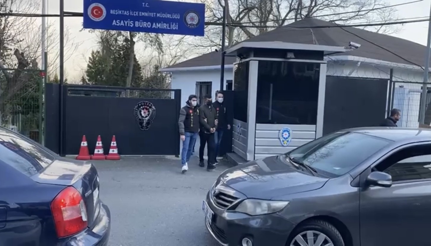 Arkadaşını öldüresiye döven gruba silahla saldırdı. O anlar anbean kameralara yansıdı - Resim : 6