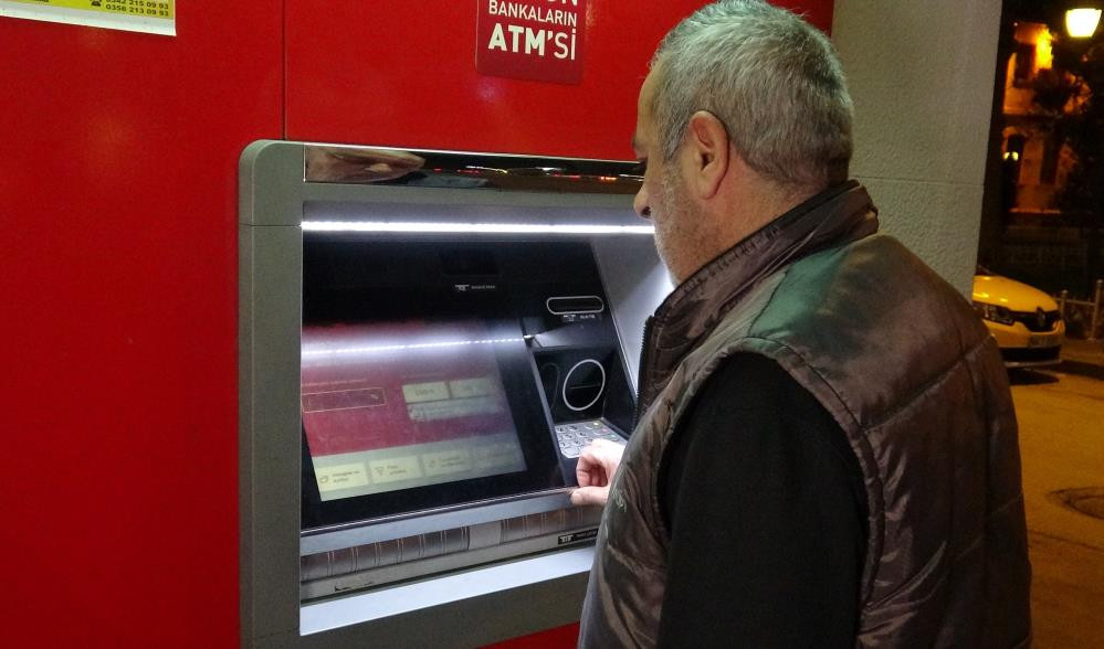 ATM'ye gitti kartını soktu gözlerine inanamadı - Resim : 1