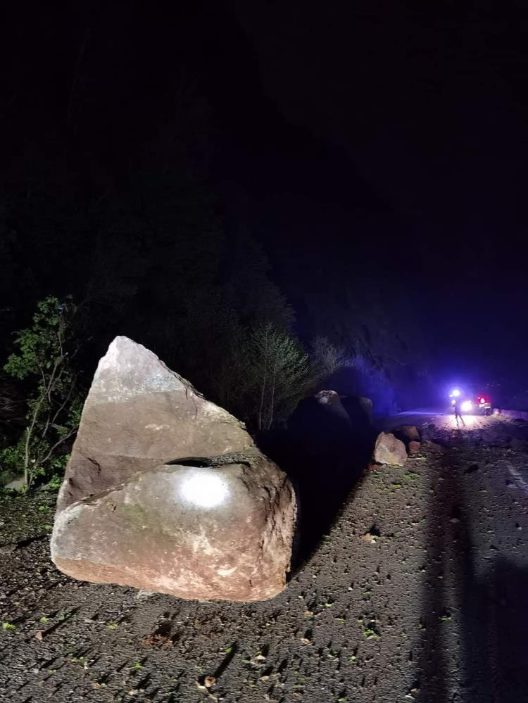 Yamaçtan kopan dev kayalar korku saçtı - Resim : 2