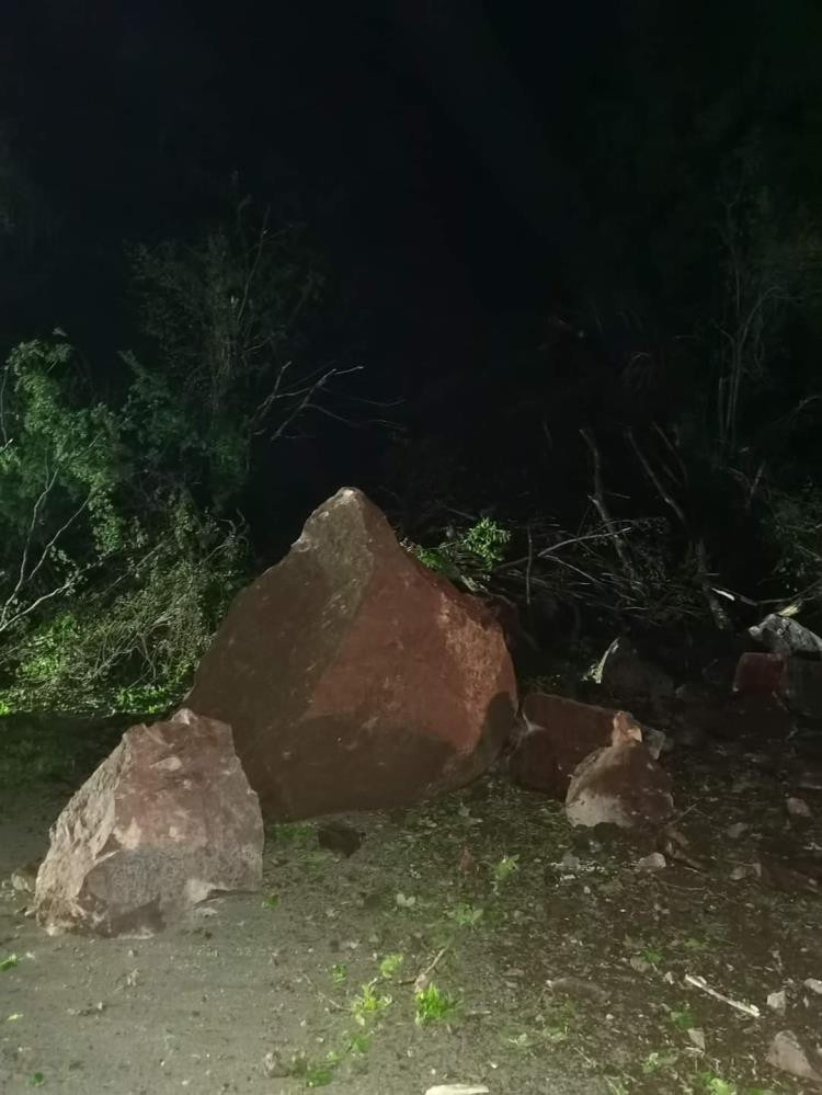 Yamaçtan kopan dev kayalar korku saçtı - Resim : 3