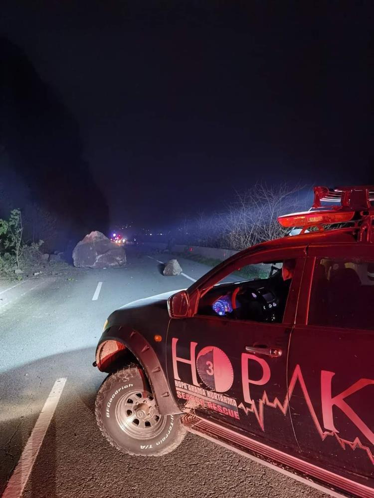 Yamaçtan kopan dev kayalar korku saçtı - Resim : 4