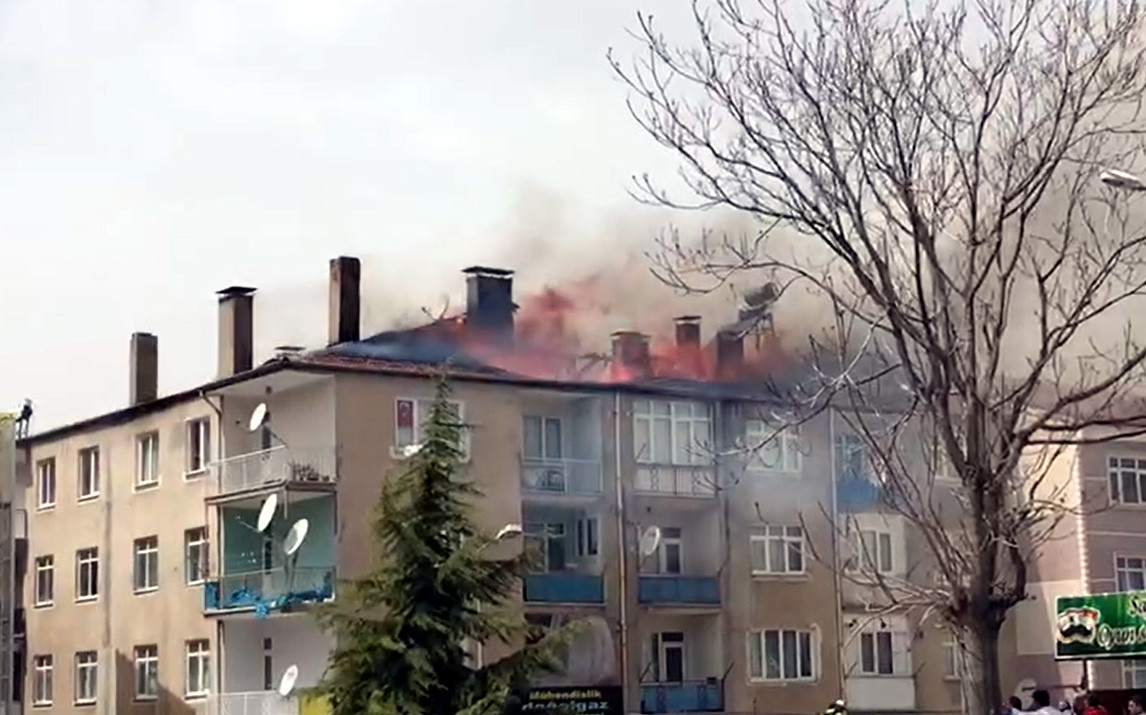 Tokat'ta 3 katlı binada yangın - Resim : 4