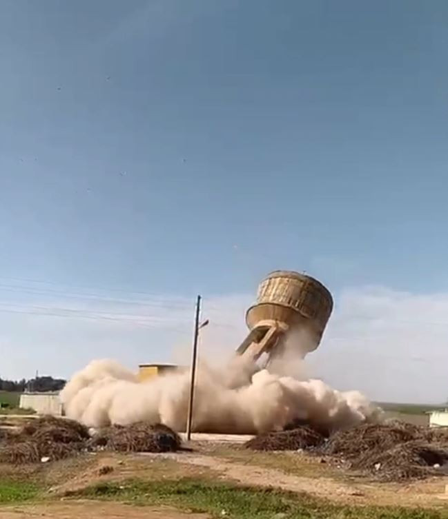 Dev su deposu halatla yıkıldı - Resim : 1