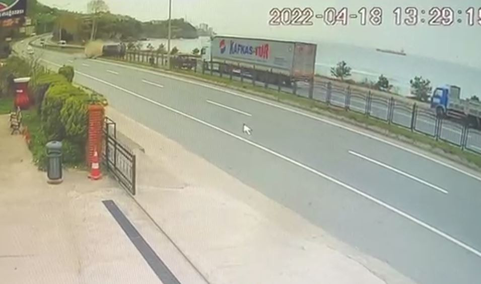 Trabzon’daki feci kaza kamerada! Ortalık savaş alanına döndü… - Resim : 8