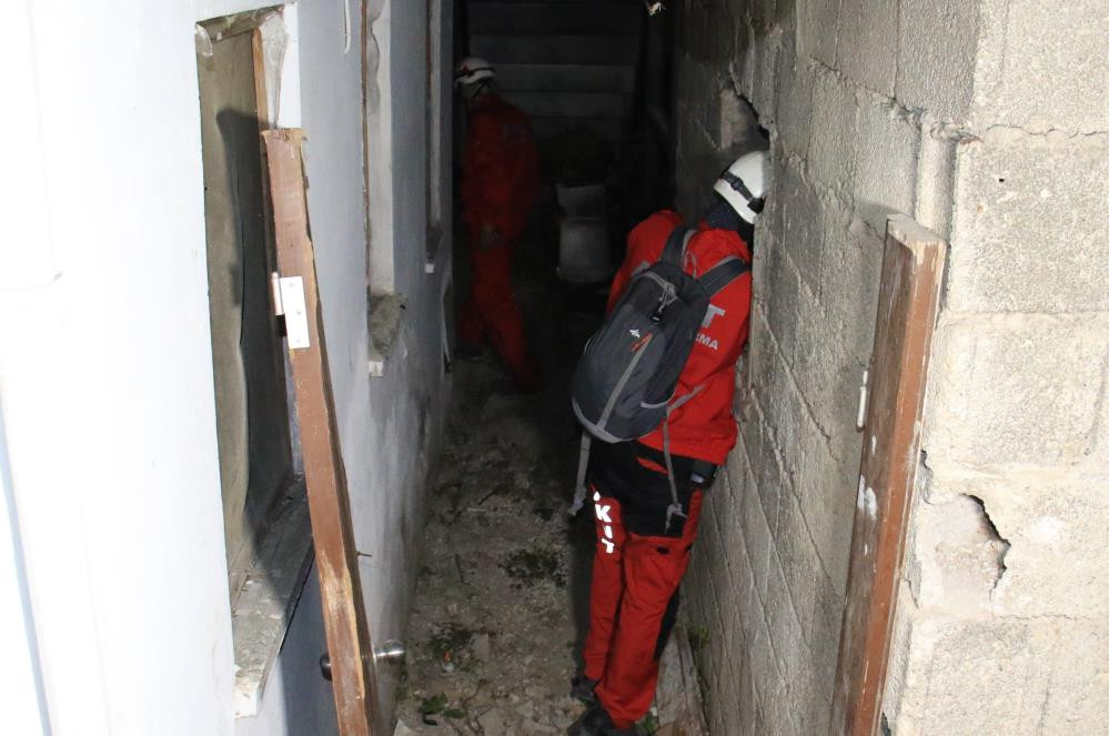 200 kişi 3 köpekle kayıp çocuğu aradı - Resim : 6