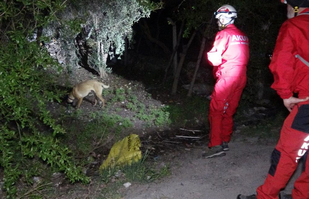 200 kişi 3 köpekle kayıp çocuğu aradı - Resim : 7