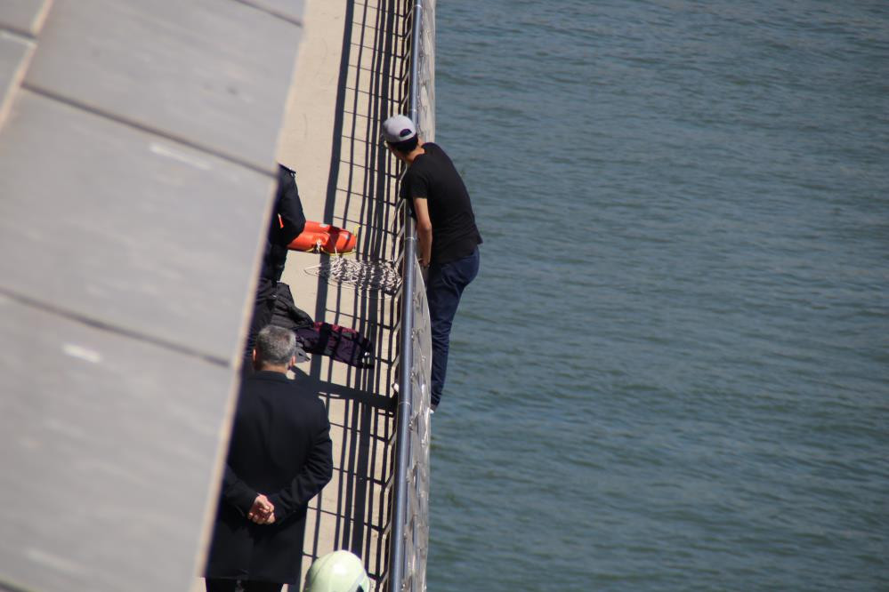 Faslı gencin ölüm atlayışını İstanbul itfaiyesi engelledi - Resim : 1
