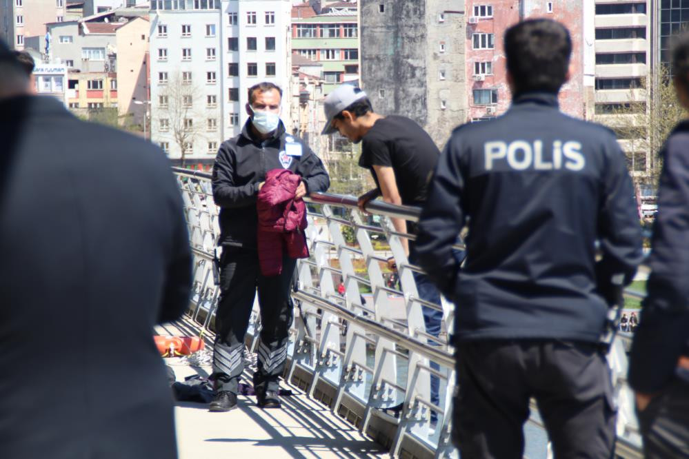 Faslı gencin ölüm atlayışını İstanbul itfaiyesi engelledi - Resim : 2