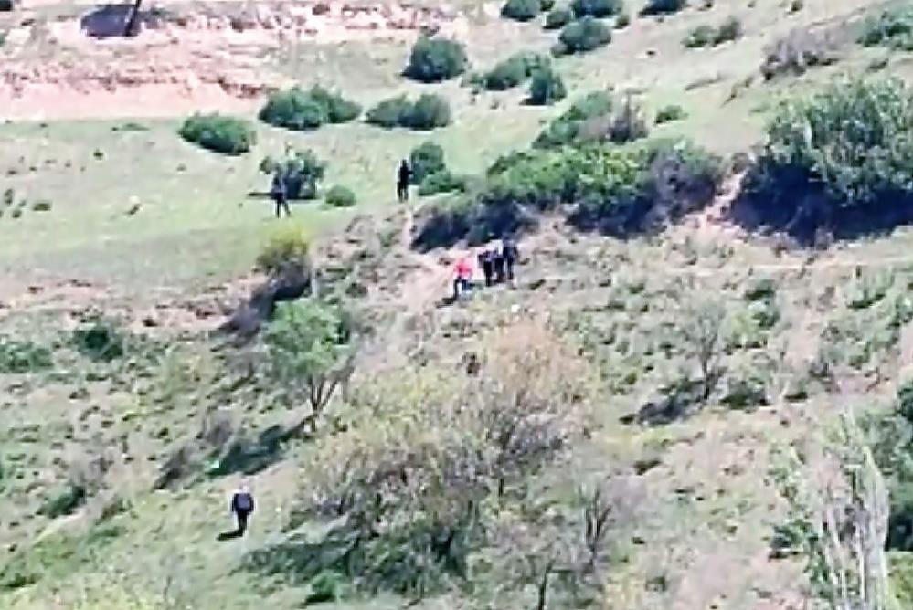 Çalıların arasında insan avı - Resim : 4