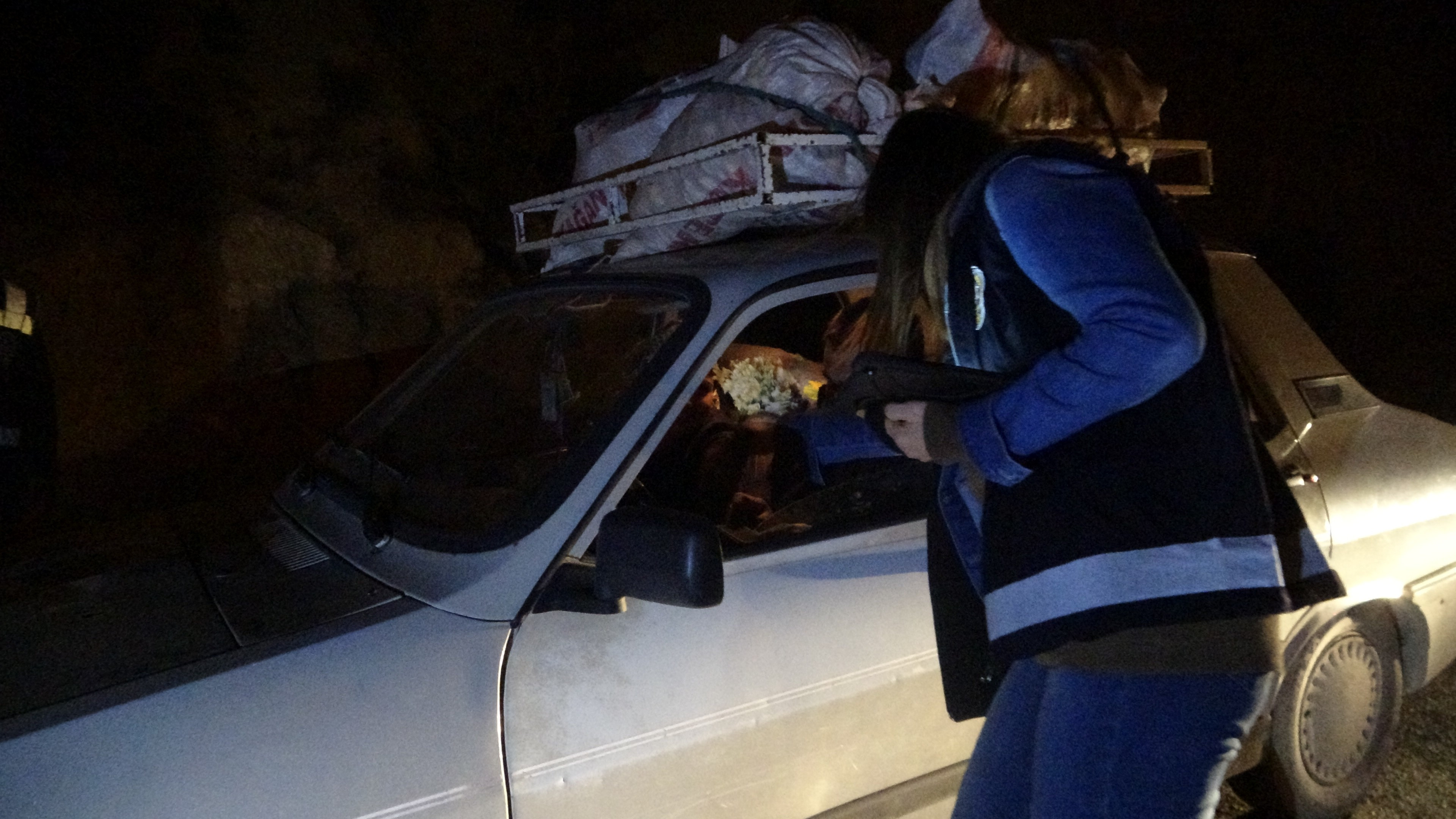 Polis operasyona çıktı, vatandaş çekirdeklerle takip etti - Resim : 1