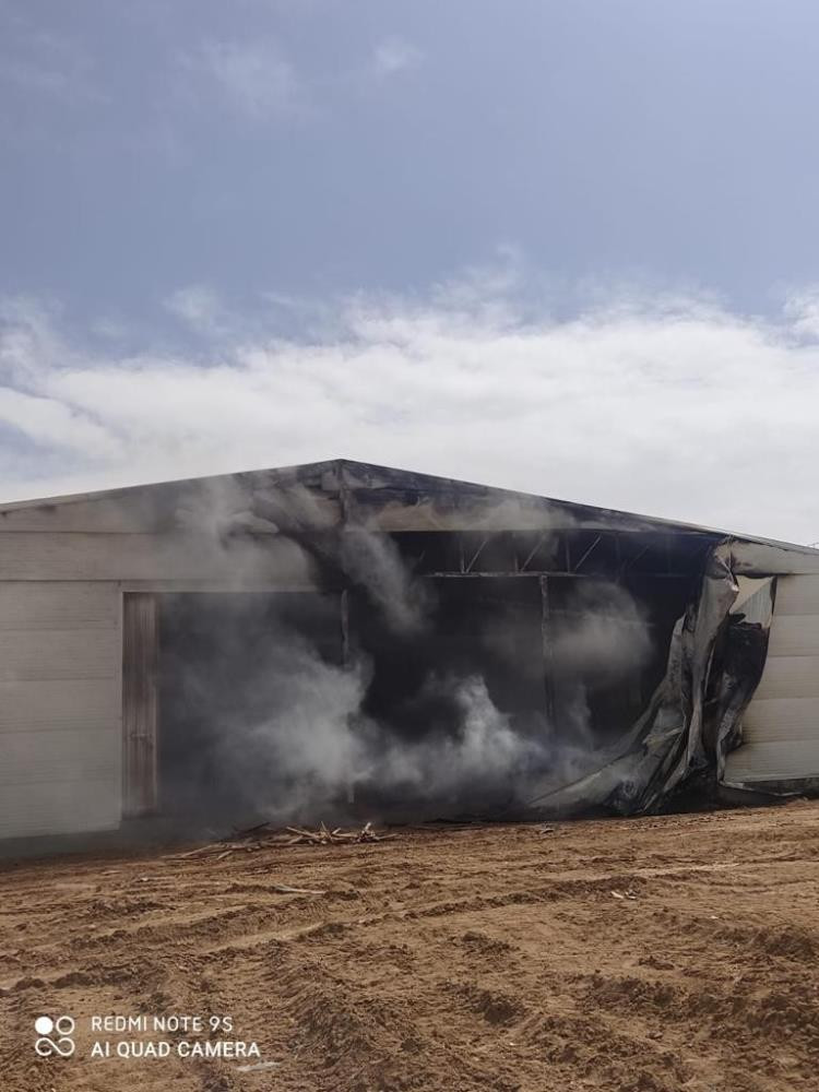 Kıvılcım fabrika yaktı - Resim : 1