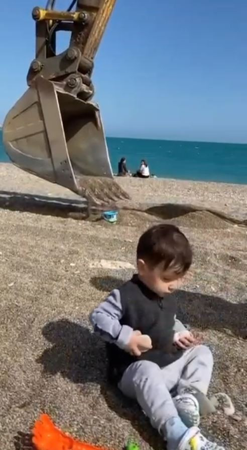 Sahilde oynayan çocuğun kum kovasını iş makinesi doldurdu - Resim : 4