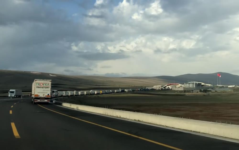 TIR kuyruğu 7 kilometreye ulaştı - Resim : 1