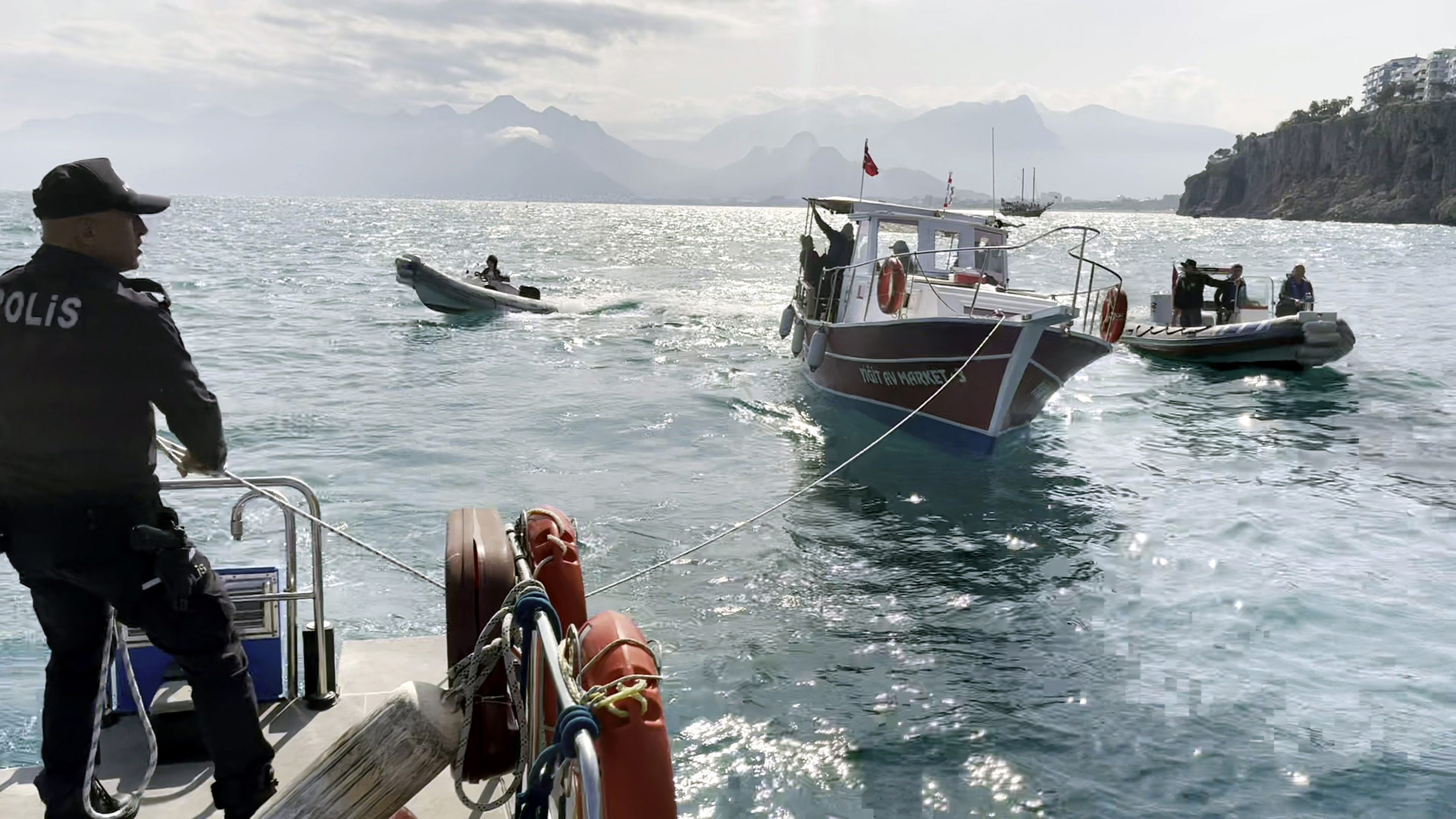 Balıkçı teknesinde mahsur kalan 9 kişi kurtarıldı - Resim : 2