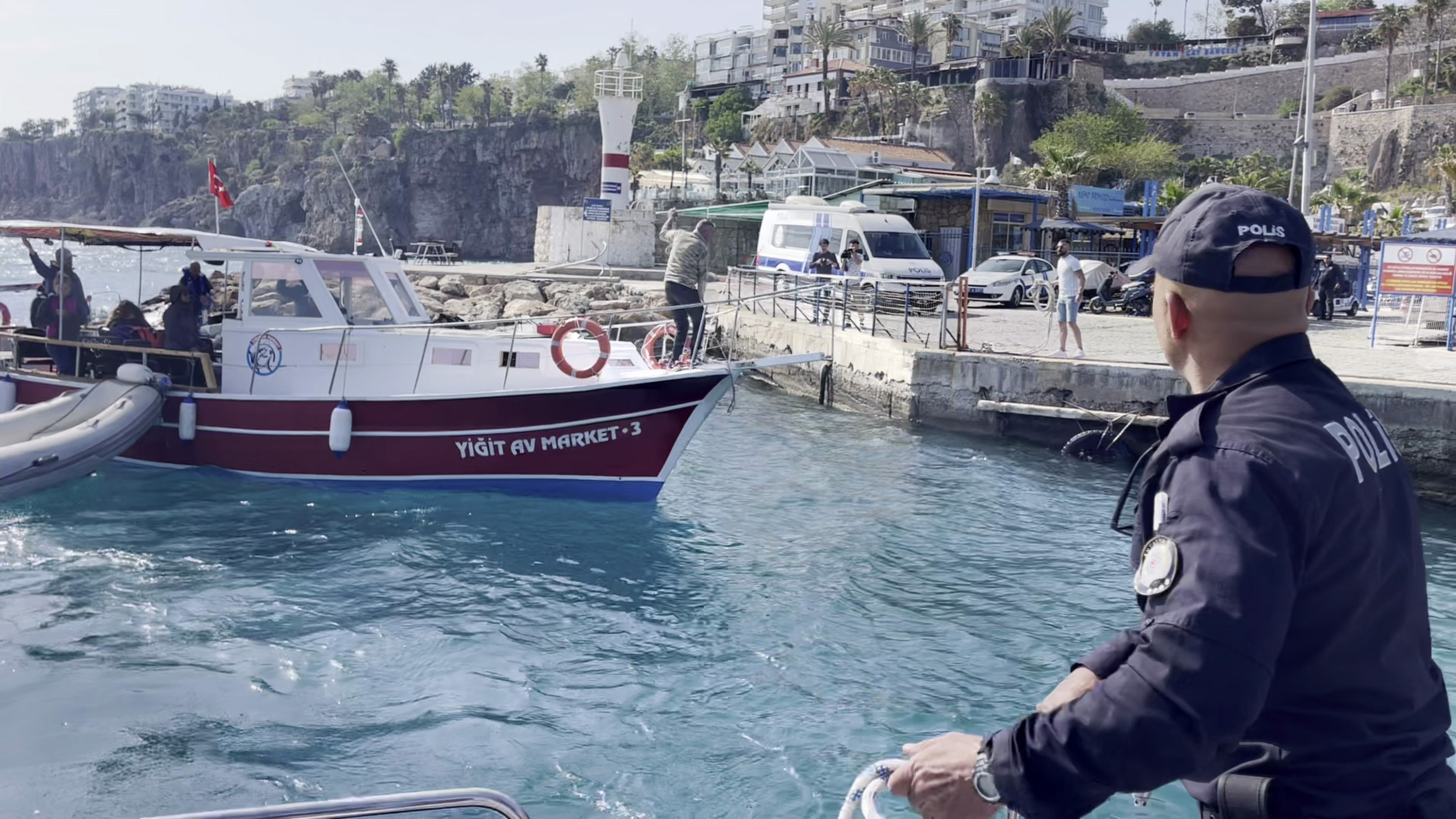 Balıkçı teknesinde mahsur kalan 9 kişi kurtarıldı - Resim : 3