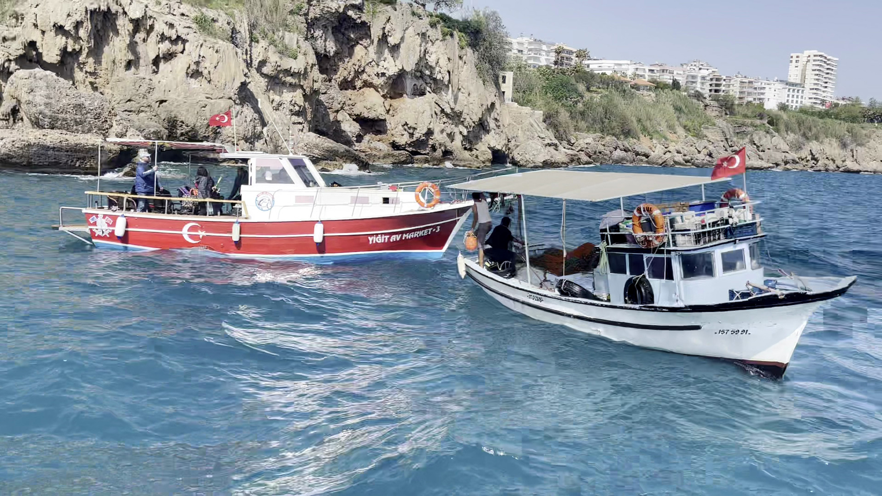 Balıkçı teknesinde mahsur kalan 9 kişi kurtarıldı - Resim : 6