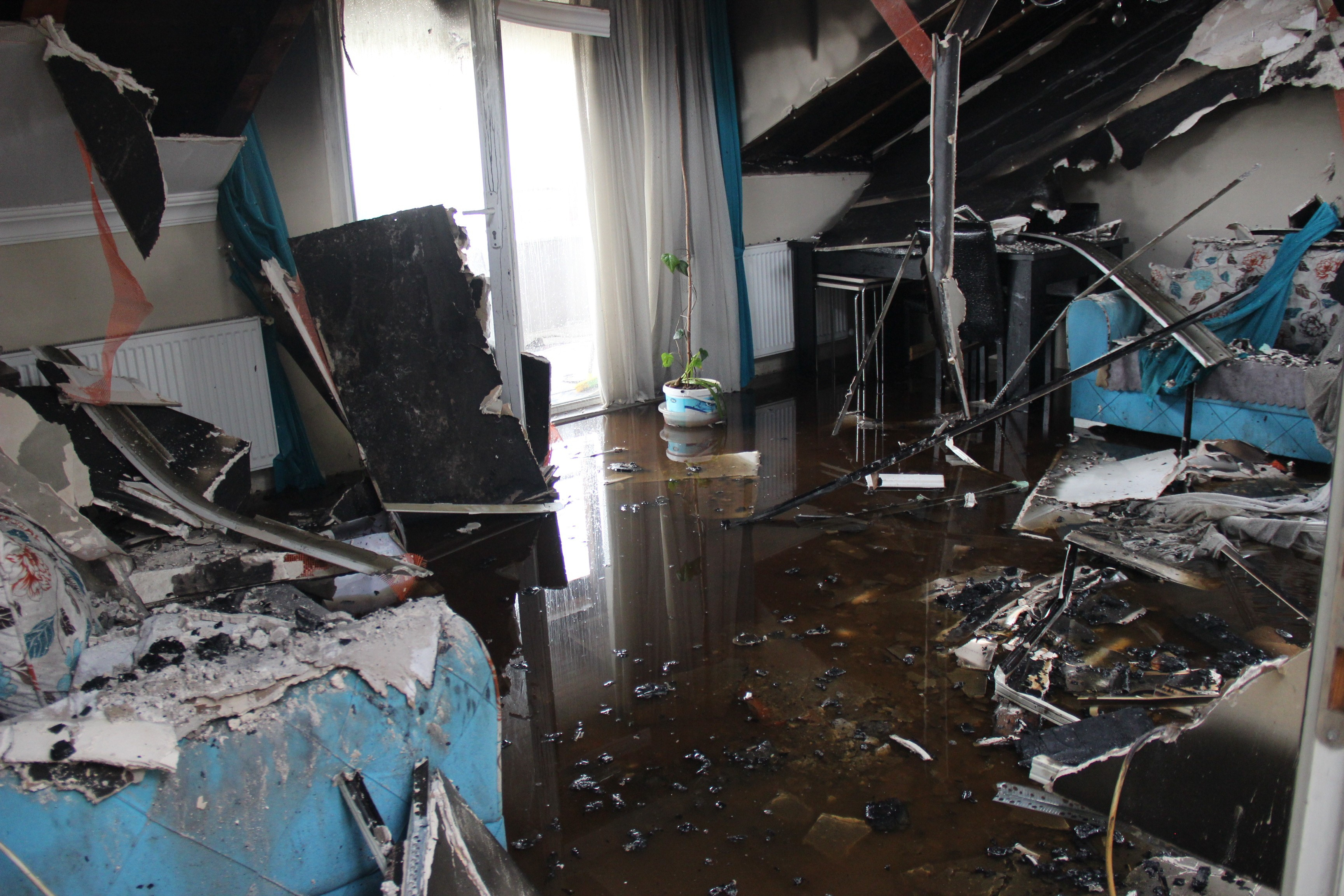 3 yaşındaki çocuk evi küle çevirdi - Resim : 1