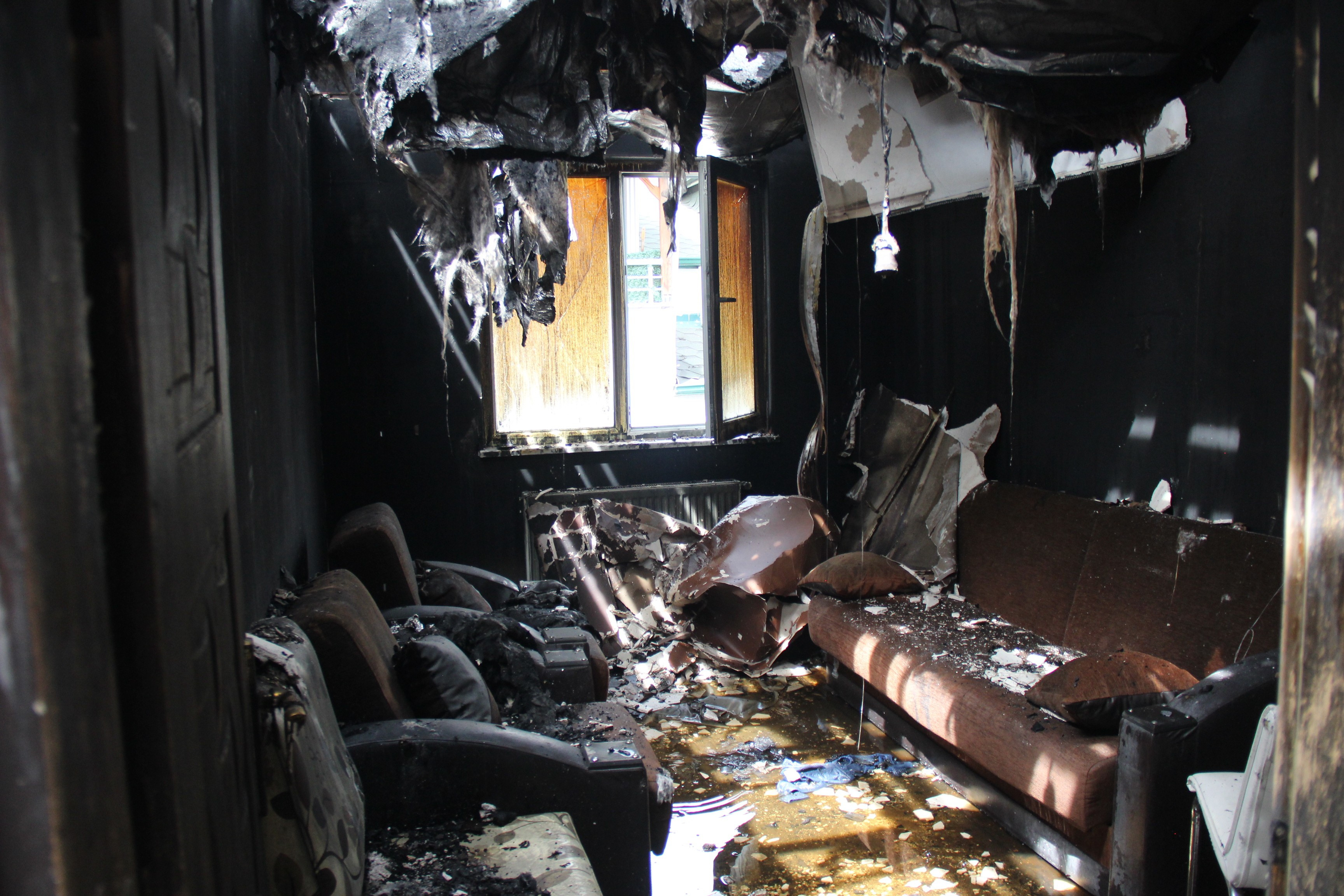 3 yaşındaki çocuk evi küle çevirdi - Resim : 3