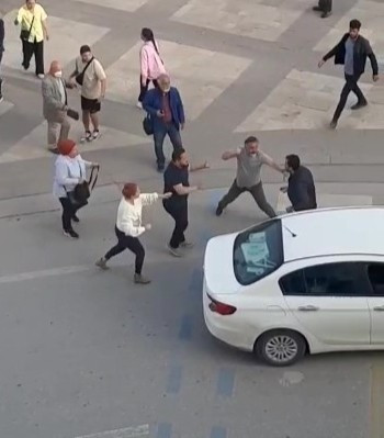 Yaya adam sürücüyü tek yumrukta yere serdi - Resim : 1