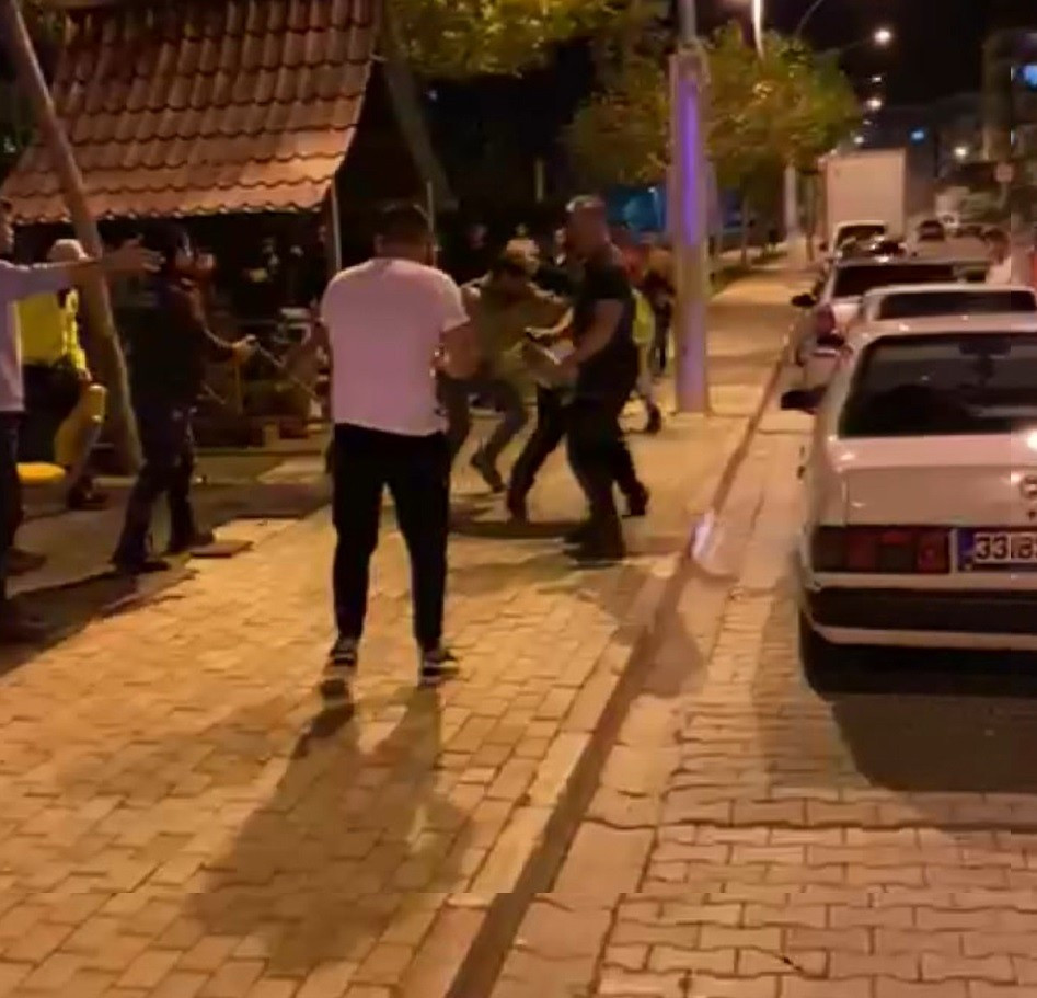 2 polise tekme ve yumruklu saldırı - Resim : 1