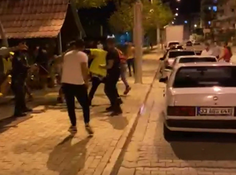 2 polise tekme ve yumruklu saldırı - Resim : 2