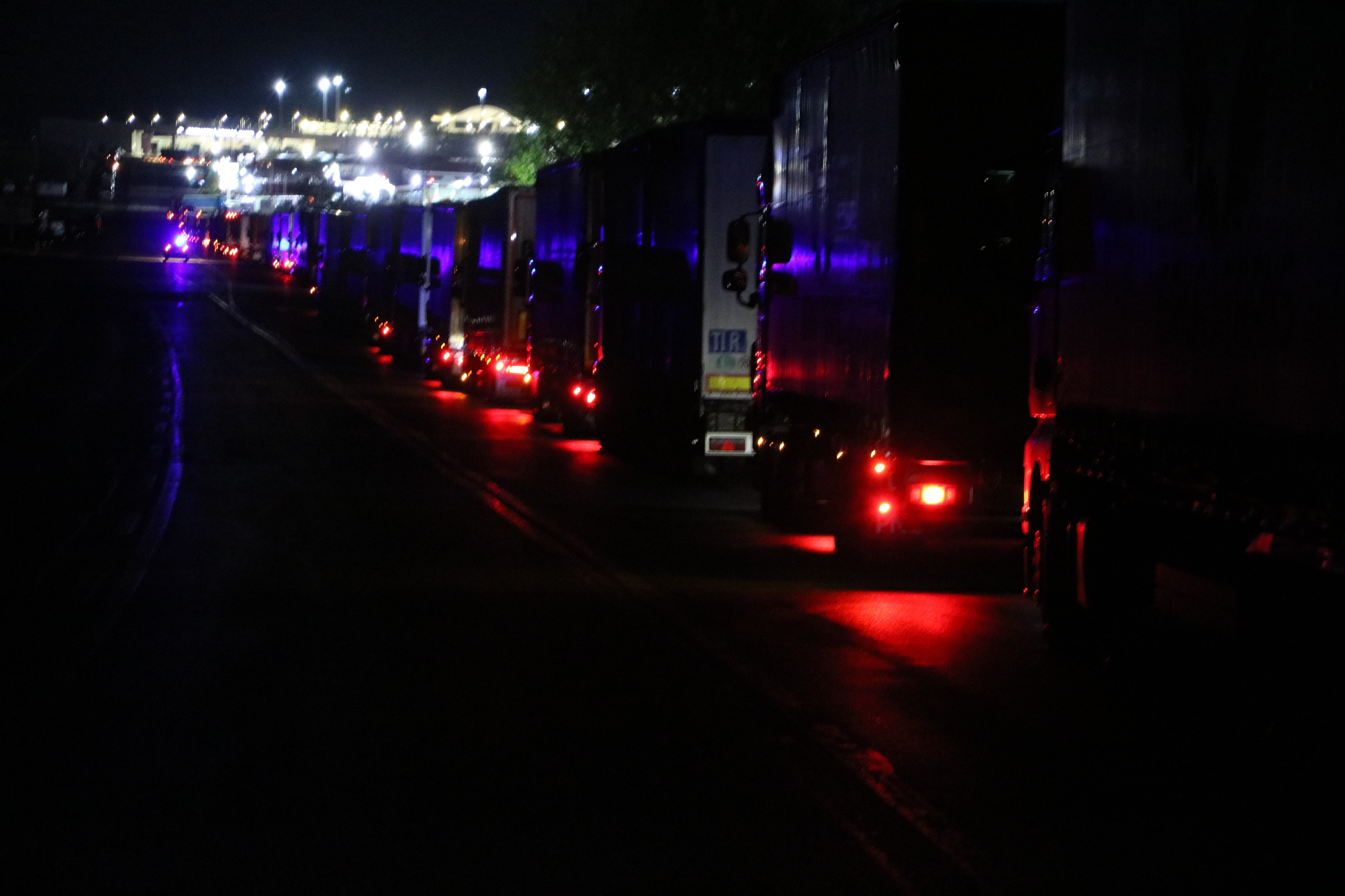 Türk tır şoförlerinin sınırda mülteci nöbeti. Kuyruğun ucu bucağı görünmüyor - Resim : 5