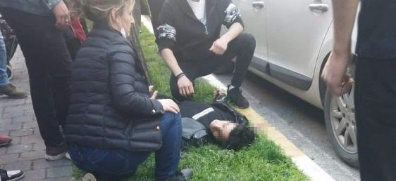 10 kişilik grup bir genci bıçakladı - Resim : 1