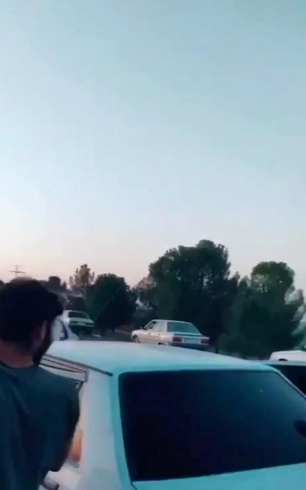 Kaza yapan şoför can çekişirken bayram şekerleri yağmalandı - Resim : 2