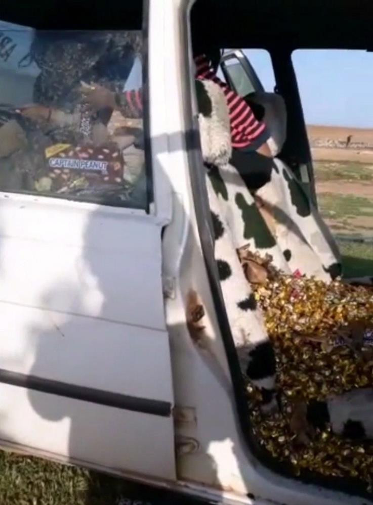 Kaza yapan şoför can çekişirken bayram şekerleri yağmalandı - Resim : 5