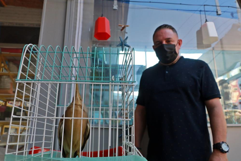 Bahçeye çıkınca göz göze geldi. Hemen kafese koydu - Resim : 4