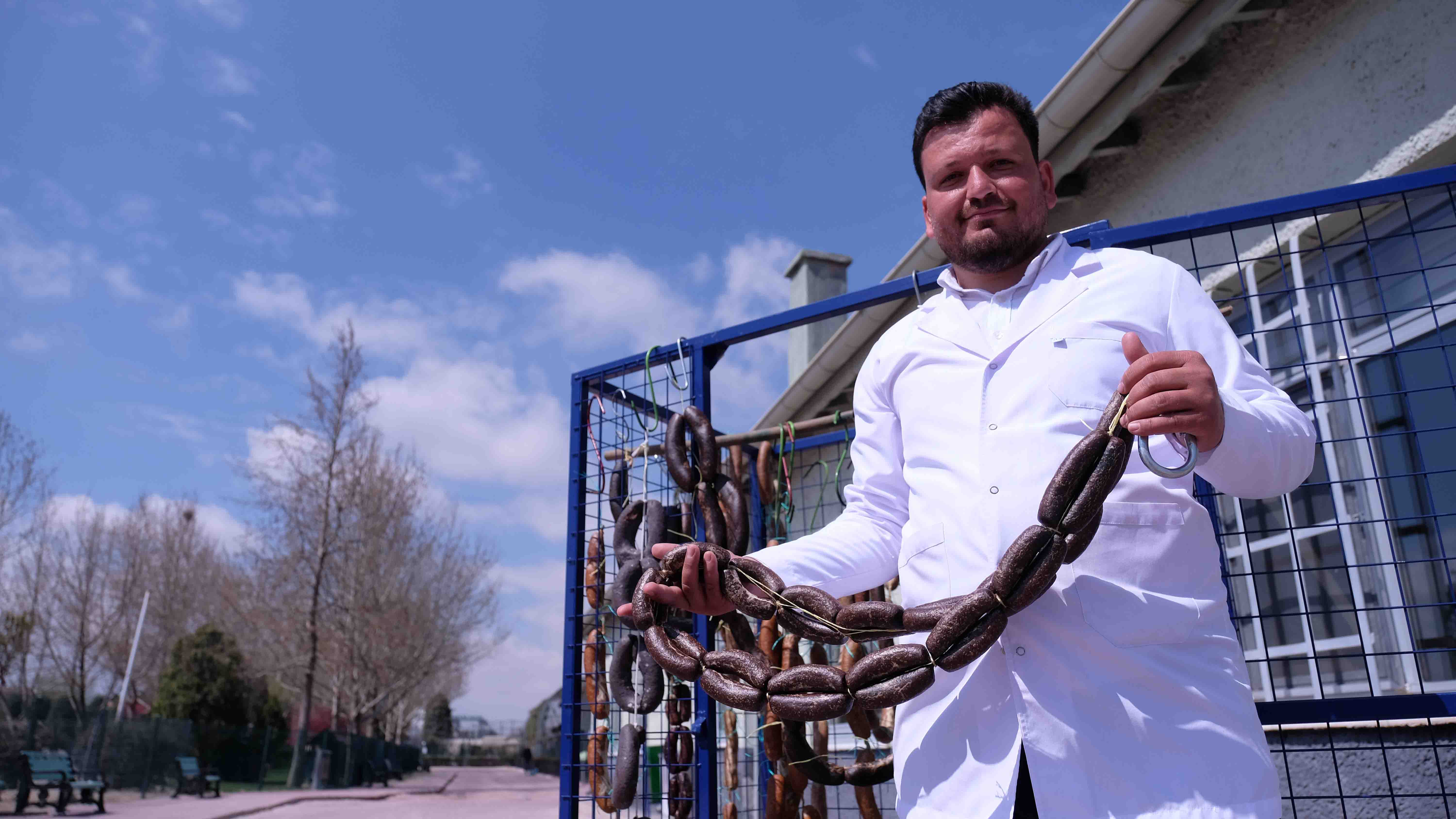 Atık yemeklerden köpek maması üretti - Resim : 2