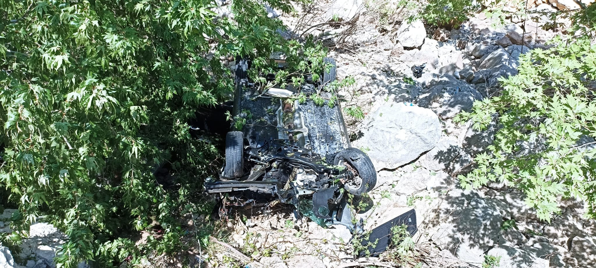 Uçurumdan yuvarlanan araçtaki 3 kişi yaralandı - Resim : 1