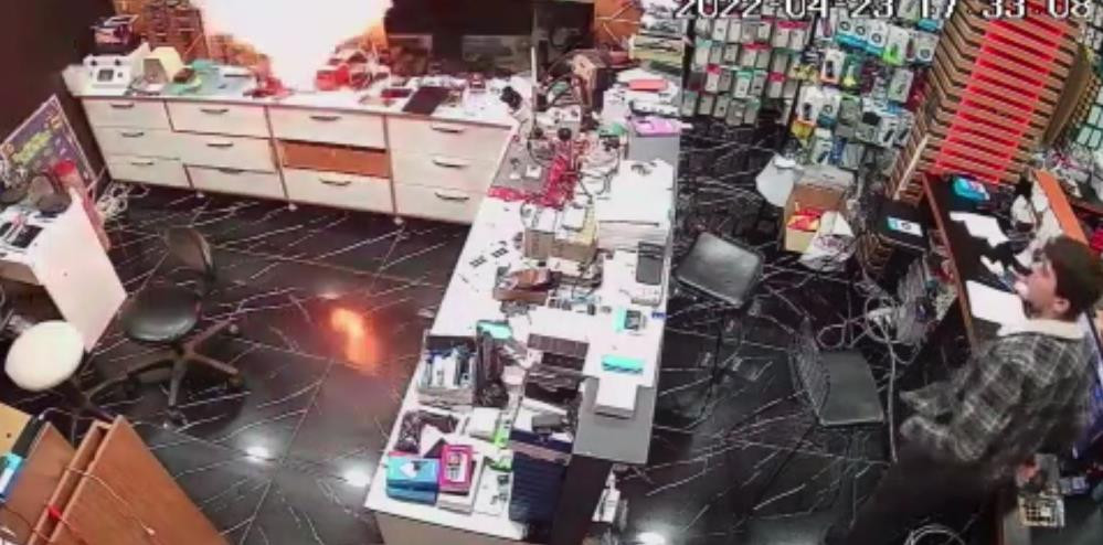 Cep telefonu bir anda alev aldı - Resim : 4