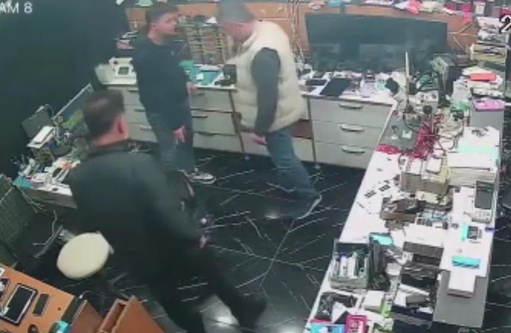 Cep telefonu bir anda alev aldı - Resim : 5