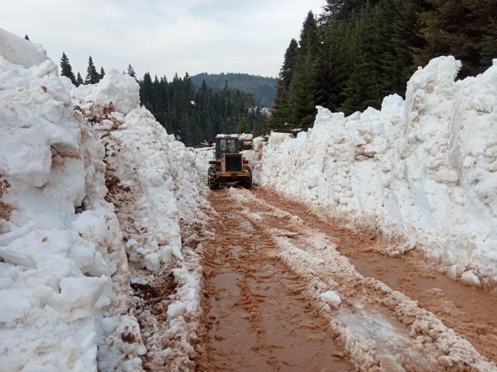 Nisan ayının son günü yayla yolları kardan temizlendi - Resim : 1