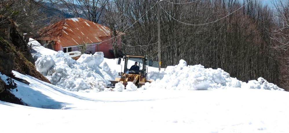 Nisan ayının son günü yayla yolları kardan temizlendi - Resim : 2