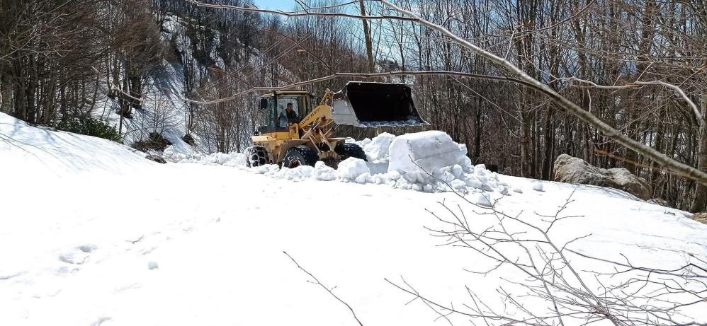 Nisan ayının son günü yayla yolları kardan temizlendi - Resim : 4
