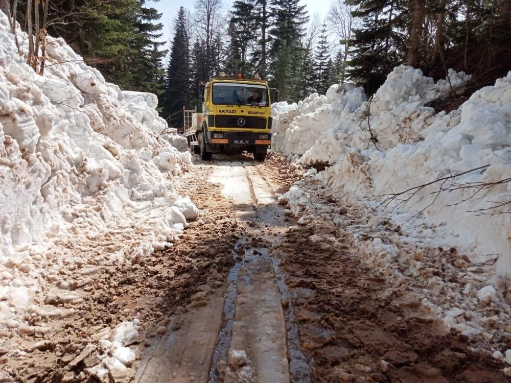 Nisan ayının son günü yayla yolları kardan temizlendi - Resim : 6