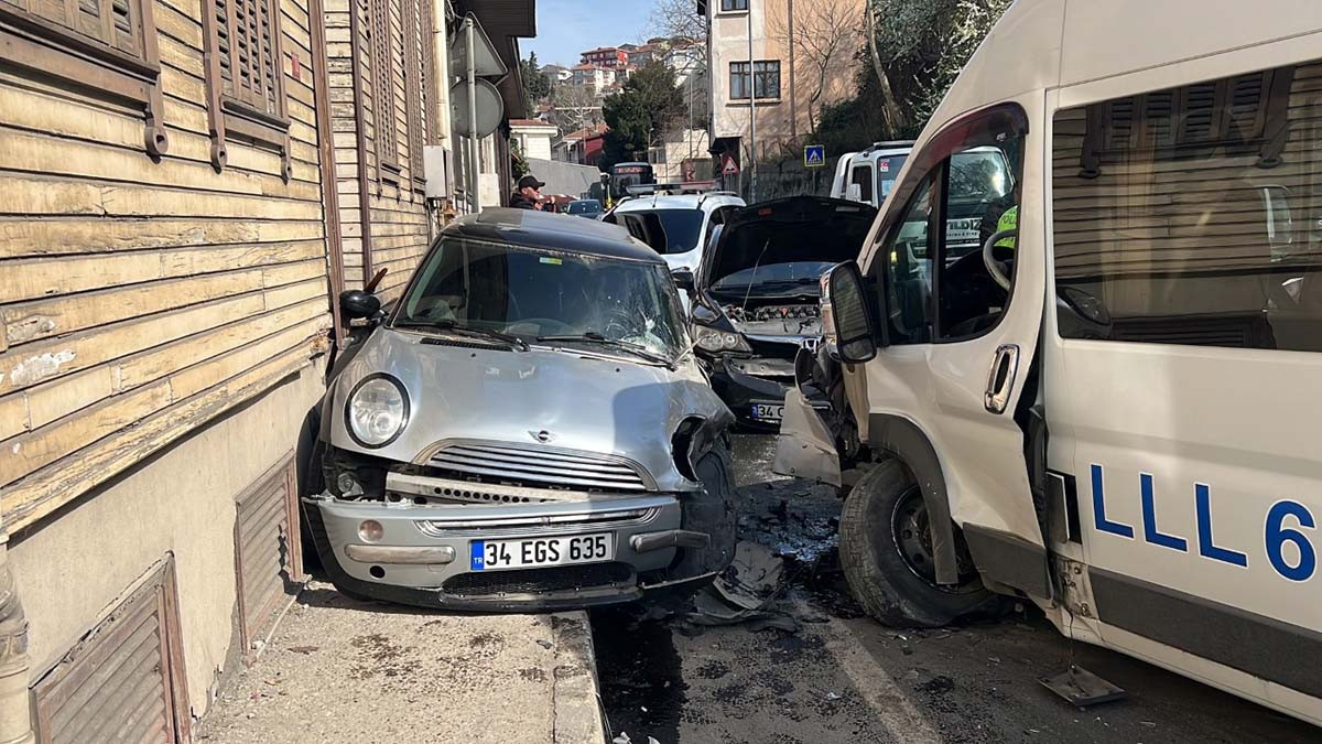 Ters şeritte giden servis minibüsü ile otomobil kafa kafaya çarpıştı - Resim : 2