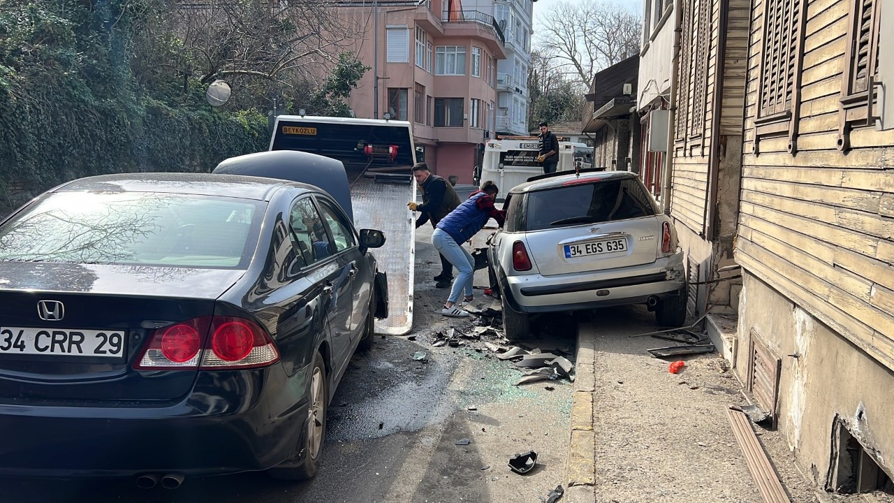 Ters şeritte giden servis minibüsü ile otomobil kafa kafaya çarpıştı - Resim : 6