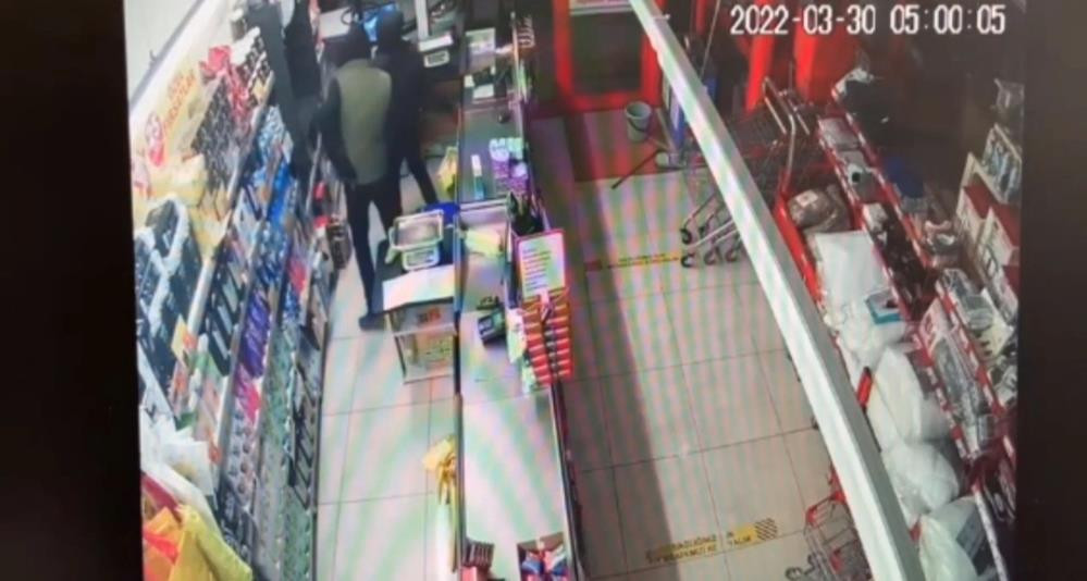 Hırsızları kamera yakalattı - Resim : 2