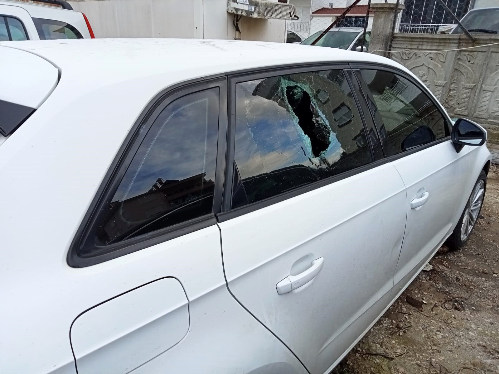 Eski eşini yaralama davası sonrası adliye önünde kurşun yağdırdı! Tekerlekli saldalyeye saklamış… - Resim : 17