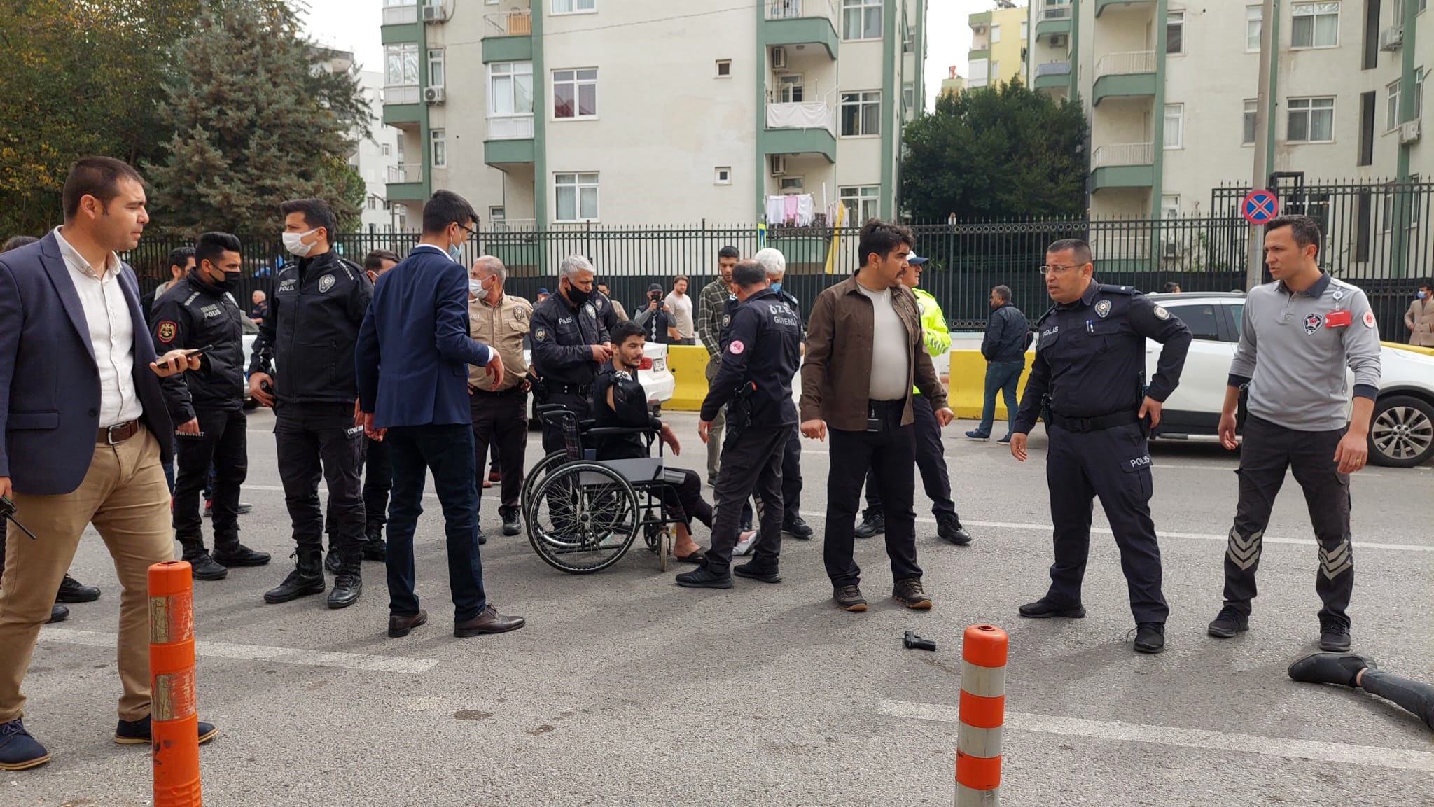 Eski eşini yaralama davası sonrası adliye önünde kurşun yağdırdı! Tekerlekli saldalyeye saklamış… - Resim : 12