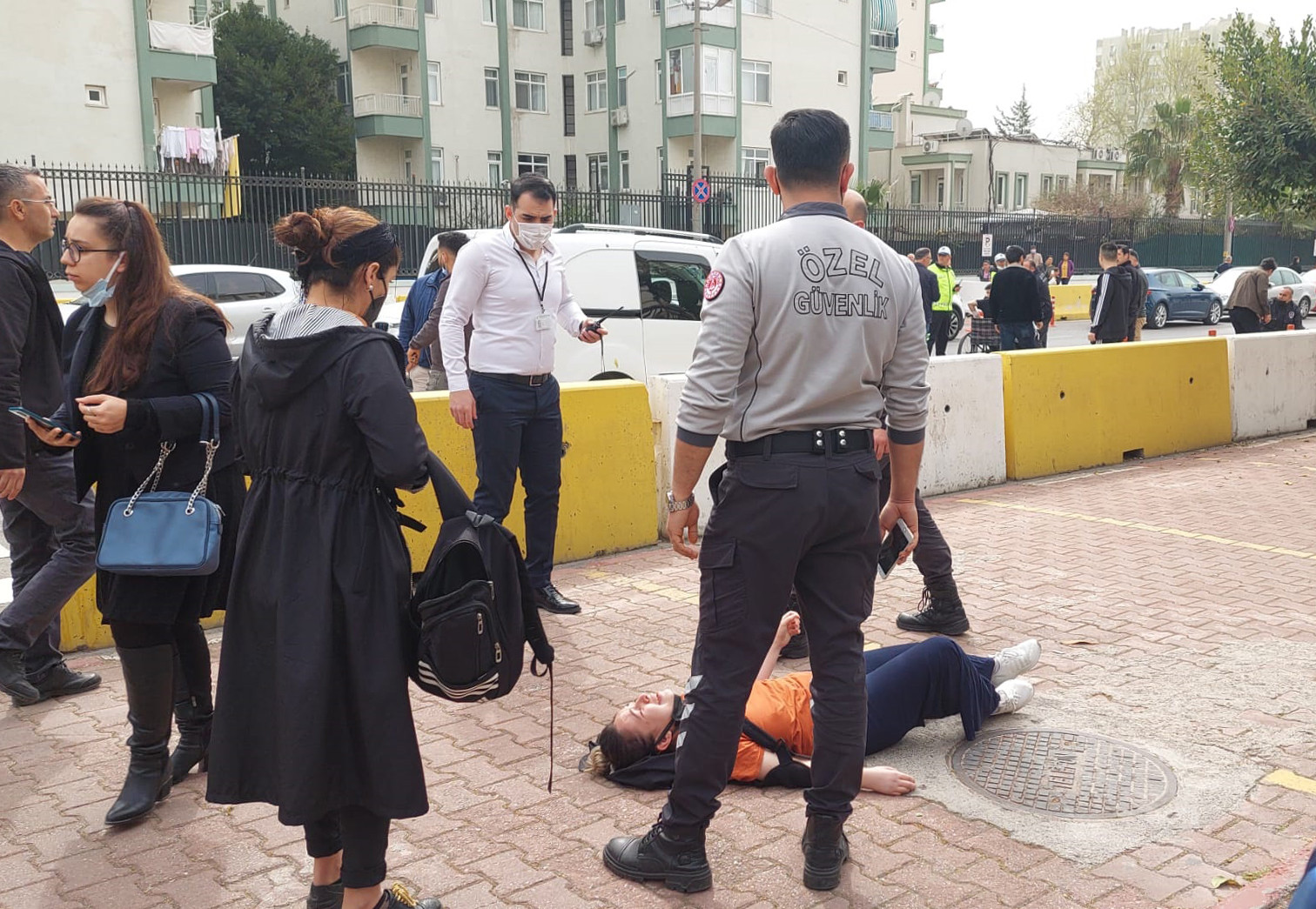 Eski eşini yaralama davası sonrası adliye önünde kurşun yağdırdı! Tekerlekli saldalyeye saklamış… - Resim : 15