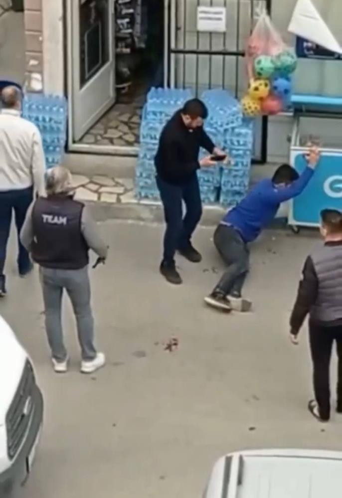 Yol vermeyen sürücüye kafa darbesi - Resim : 6