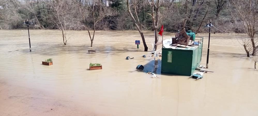 Bartın Irmağı yükseldi büfe sular altında kaldı - Resim : 1