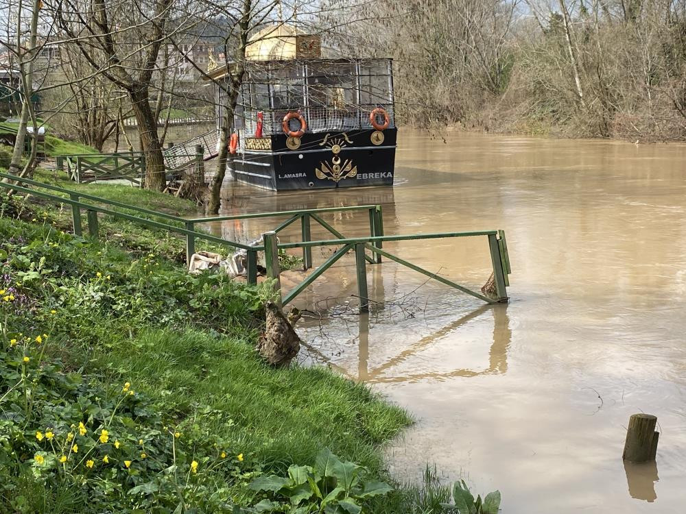 Bartın Irmağı yükseldi büfe sular altında kaldı - Resim : 2
