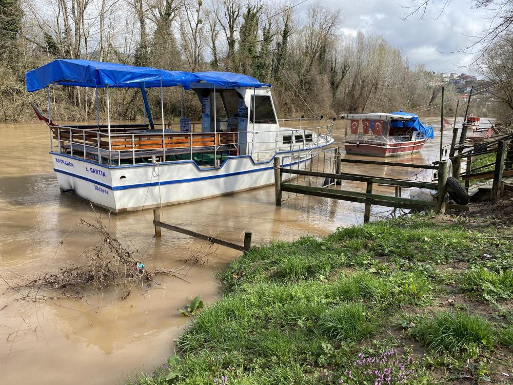 Bartın Irmağı yükseldi büfe sular altında kaldı - Resim : 3