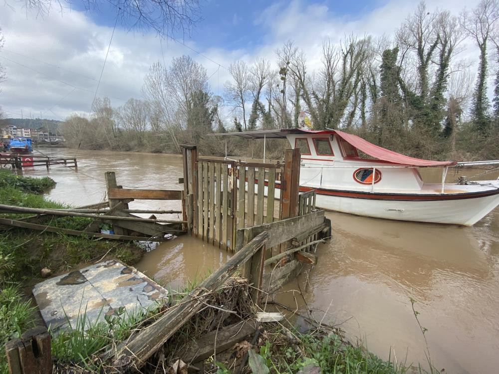 Bartın Irmağı yükseldi büfe sular altında kaldı - Resim : 5